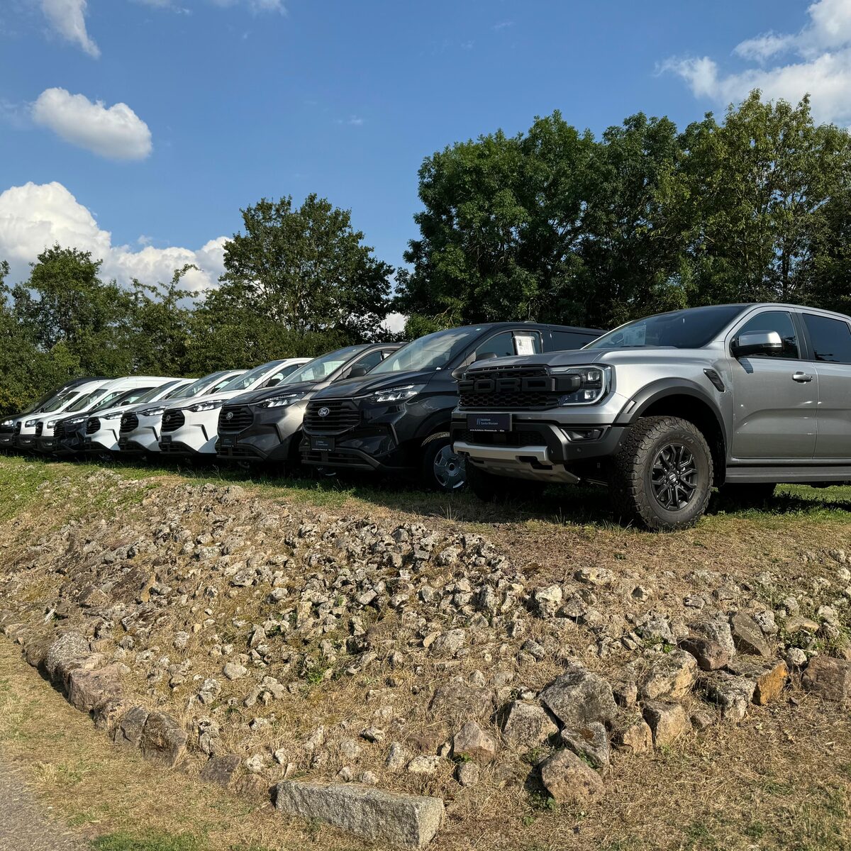 Fahrzeuge auf dem Hof des Autohauses Wißmann
